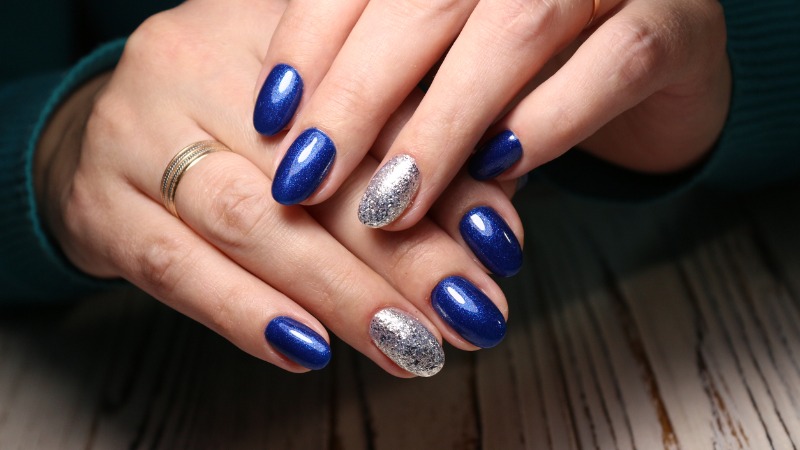 unhas azul com detalhes em brilho.