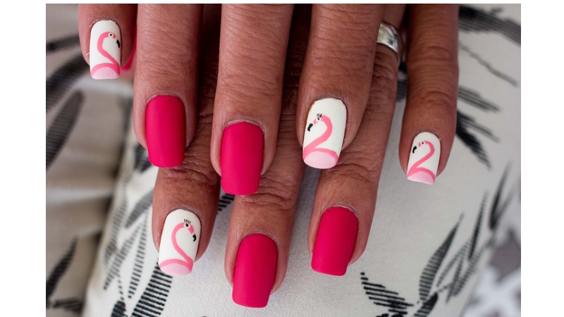 unhas de flamingo com esmalte rosa ou azul