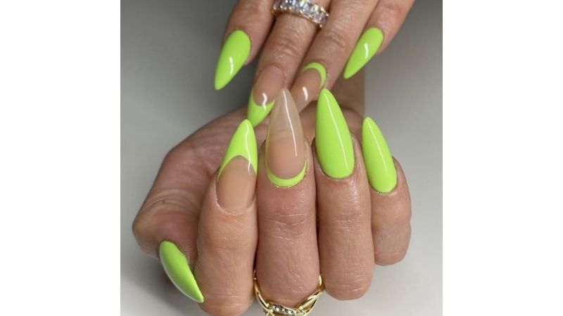 Unhas neon.