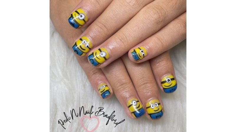 Unhas decoradas.