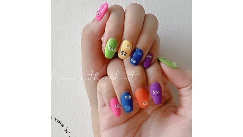 Unhas decoradas.