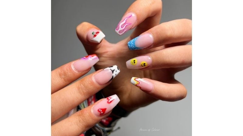 Unhas decoradas.