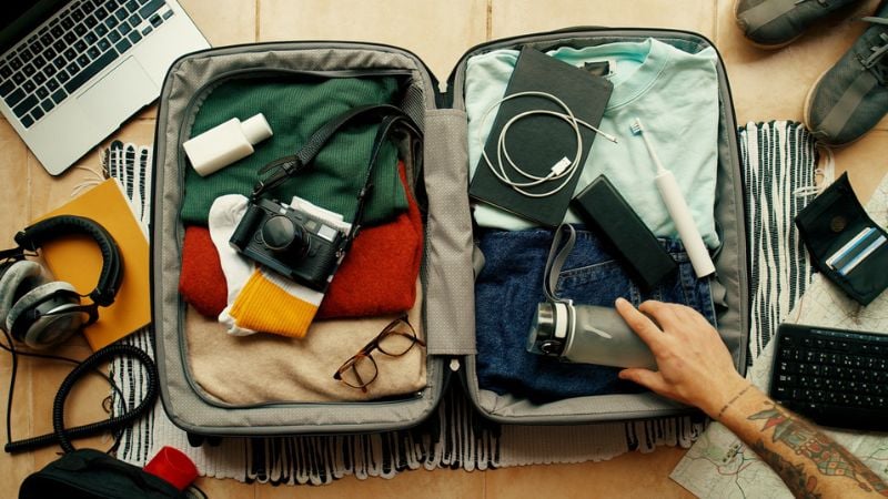 fazendo mala para viajar