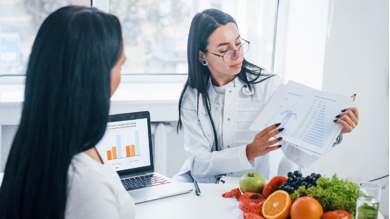 nutricionista fazendo acompanhamento