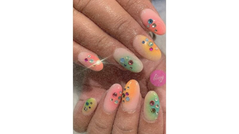 Unhas decoradas.