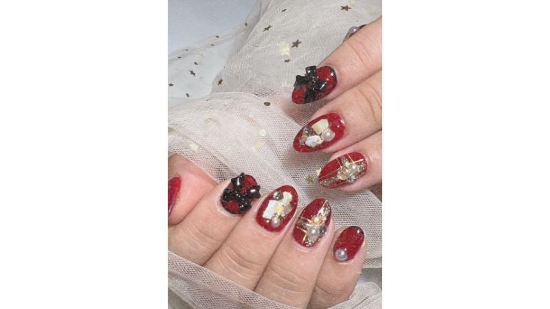 Unhas decoradas.