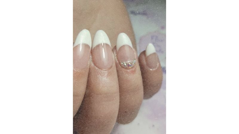 Unhas francesinhas com strass.