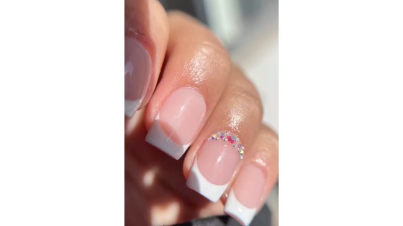 Unhas francesinhas com strass.