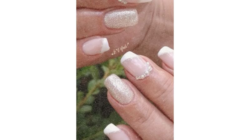 Unhas francesinhas com strass.