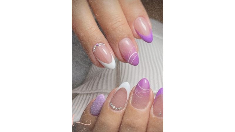 Unhas francesinhas com strass.