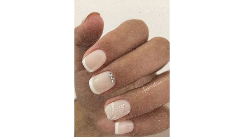 Unhas francesinhas com strass.