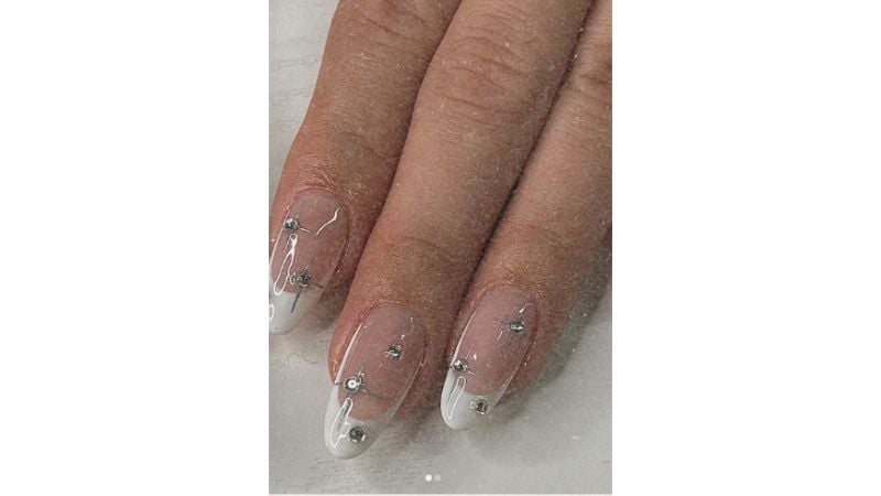 Unhas francesinhas com strass.