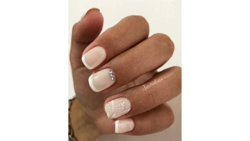 Unhas francesinhas com strass.