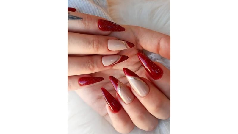 Unhas em gel vermelhas.