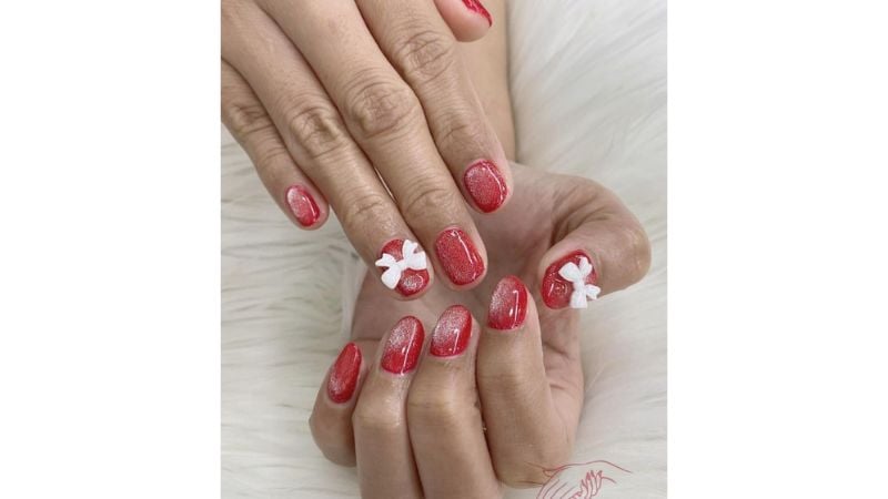 Unhas decoradas.