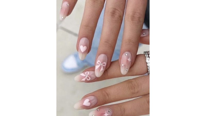 Unhas decoradas.