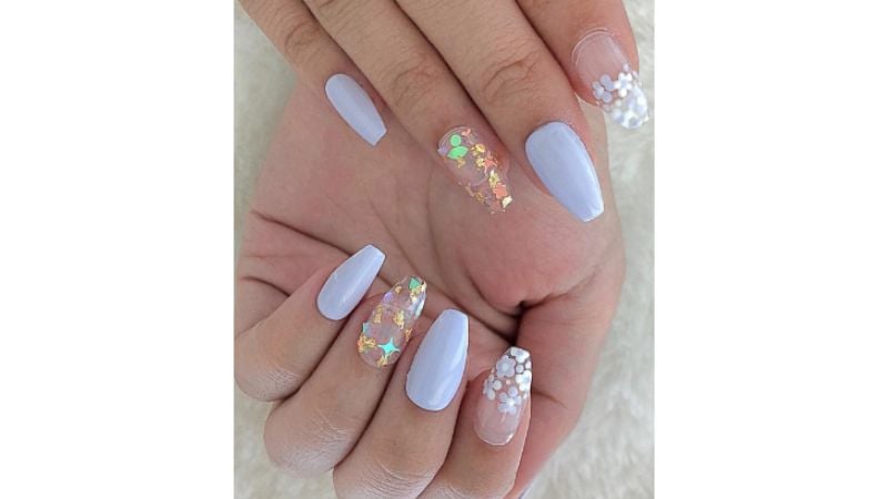 Unhas transparentes.