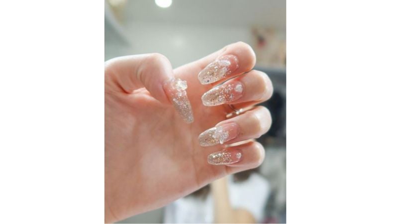 Unhas transparentes.