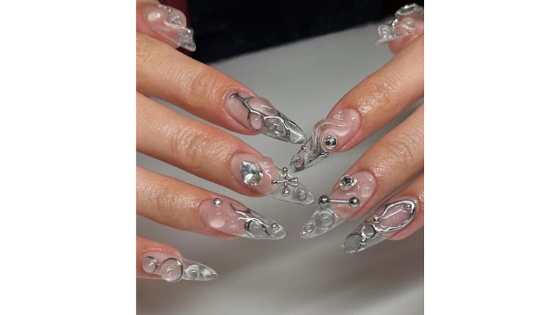 Unhas transparentes.