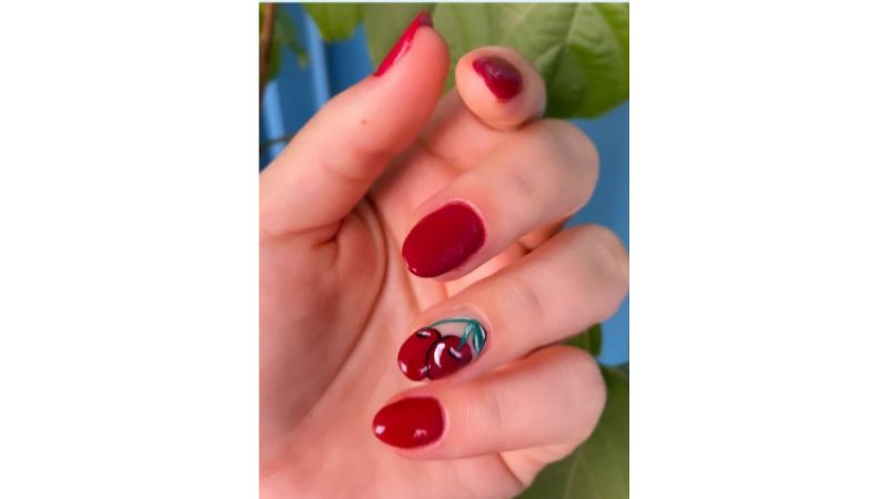 Unhas vermelho cereja.