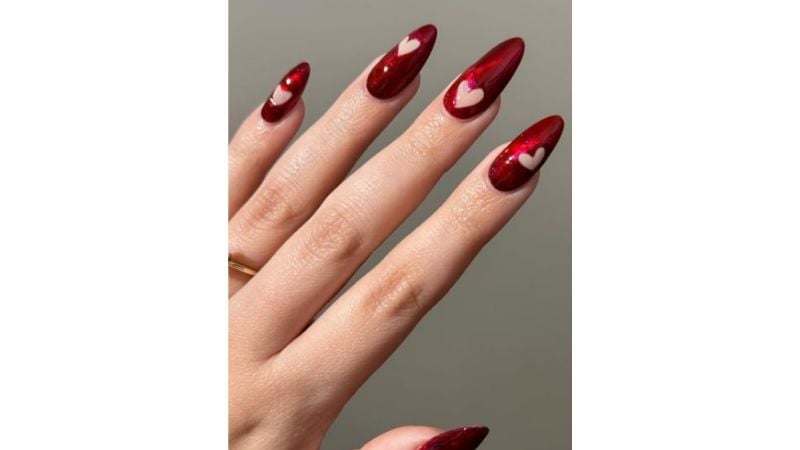 Unhas vermelho cereja.