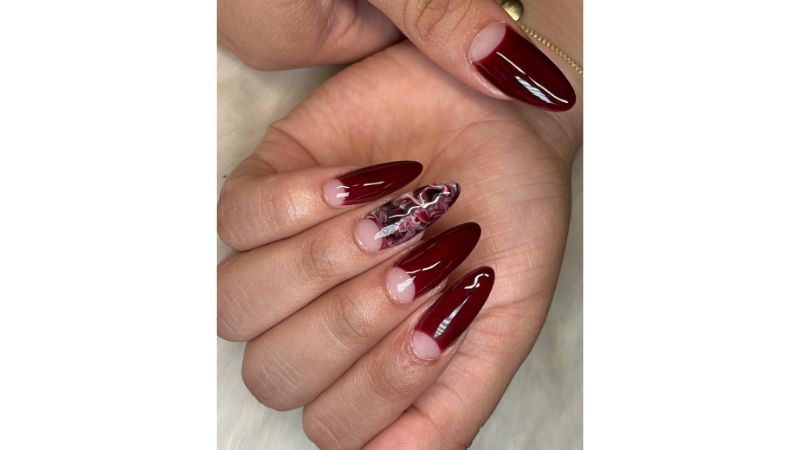 Unhas vermelho cereja.