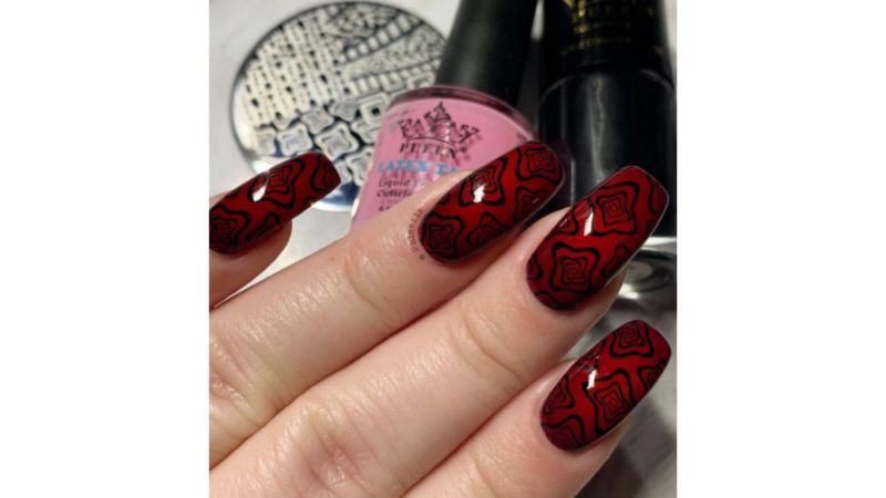 Unhas vermelho cereja.