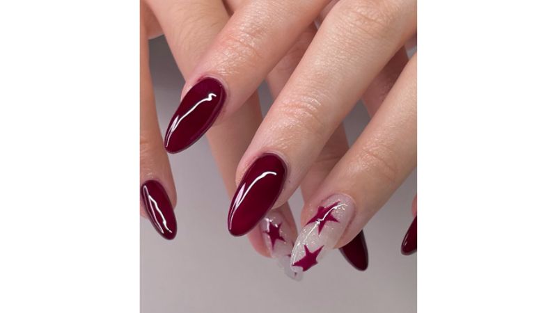 Unhas vermelho cereja.