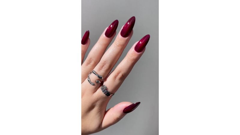 Unhas vermelho cereja.