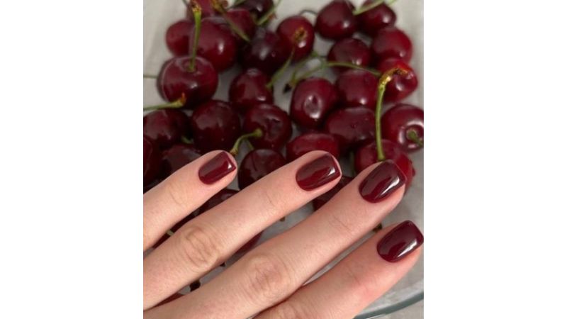 Unhas vermelho cereja.