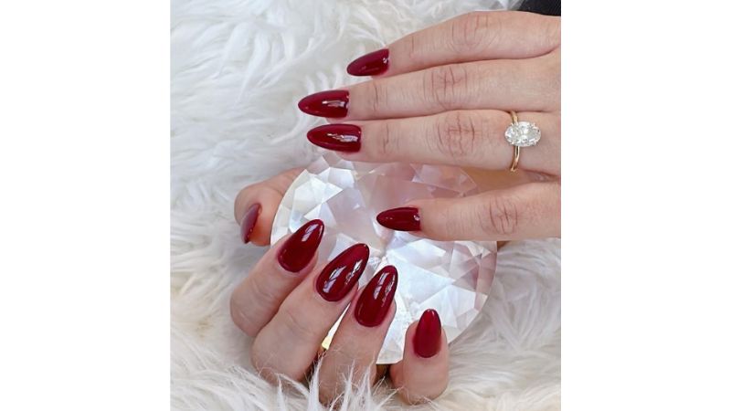 Unhas vermelho cereja.