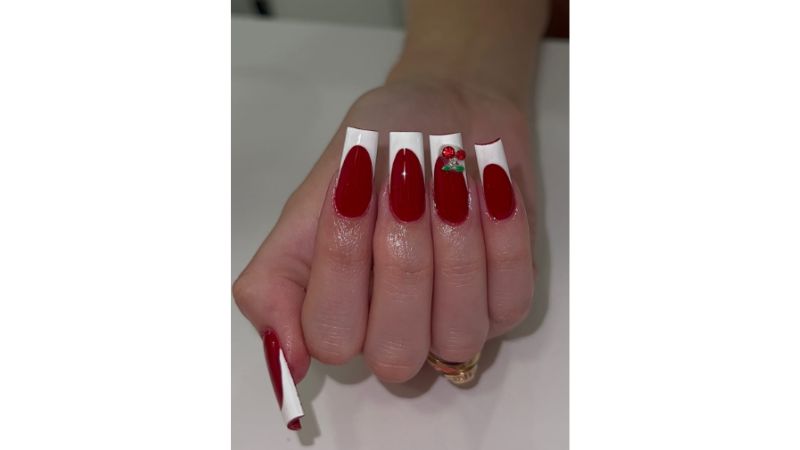 Unhas vermelho cereja.