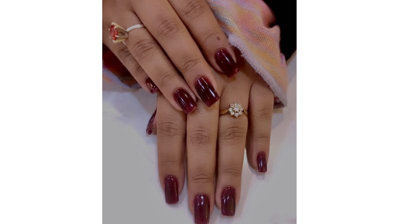 Unhas vermelho cereja.