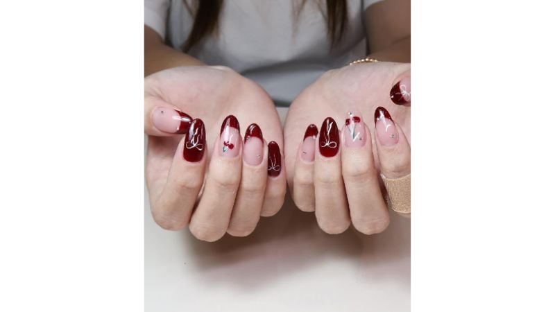 Unhas vermelho cereja.