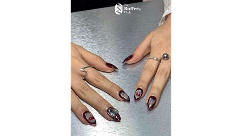 Unhas vermelho cereja.