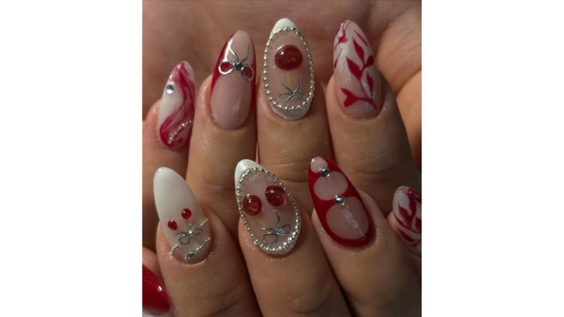 Unhas vermelho cereja.