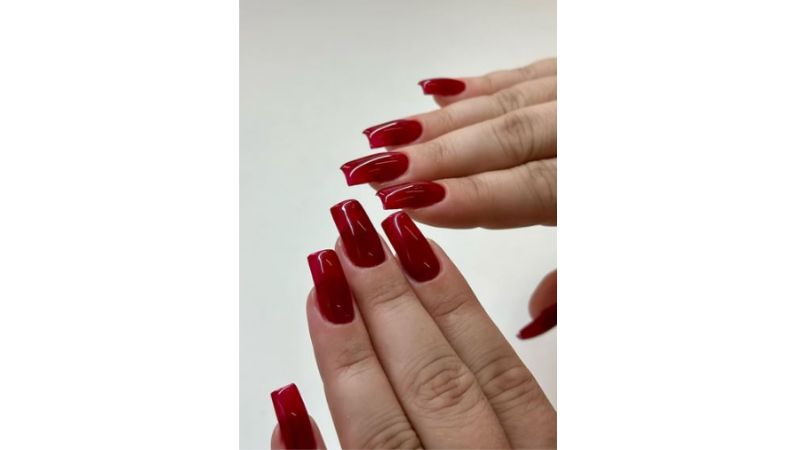 Unhas vermelho cereja.