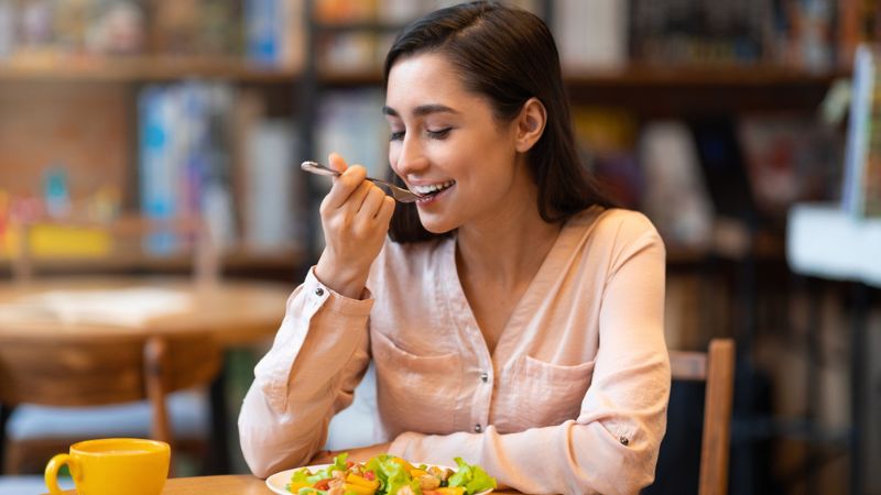 comendo em restaurante