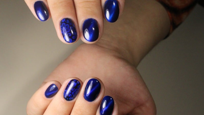 esmalte azul escuro