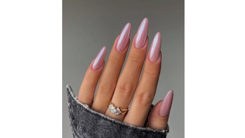 Unhas cor de rosa.