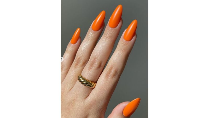 Unhas laranja.