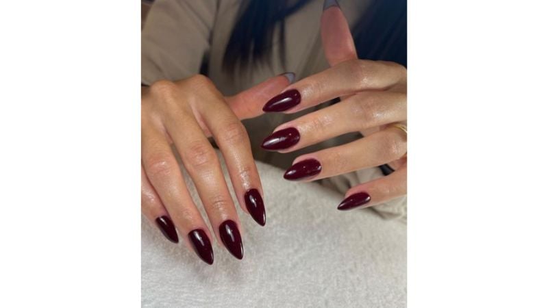 Unhas cor de vinho.