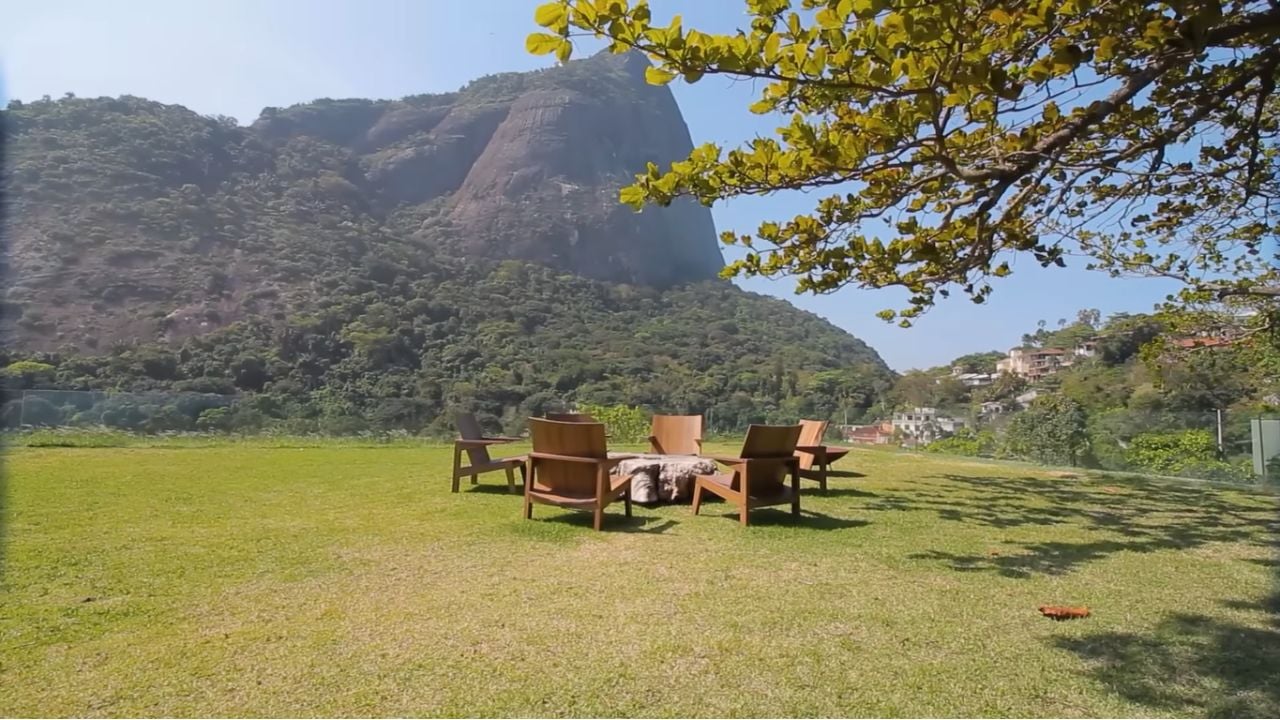 Área com vista da Pedra da Gávea