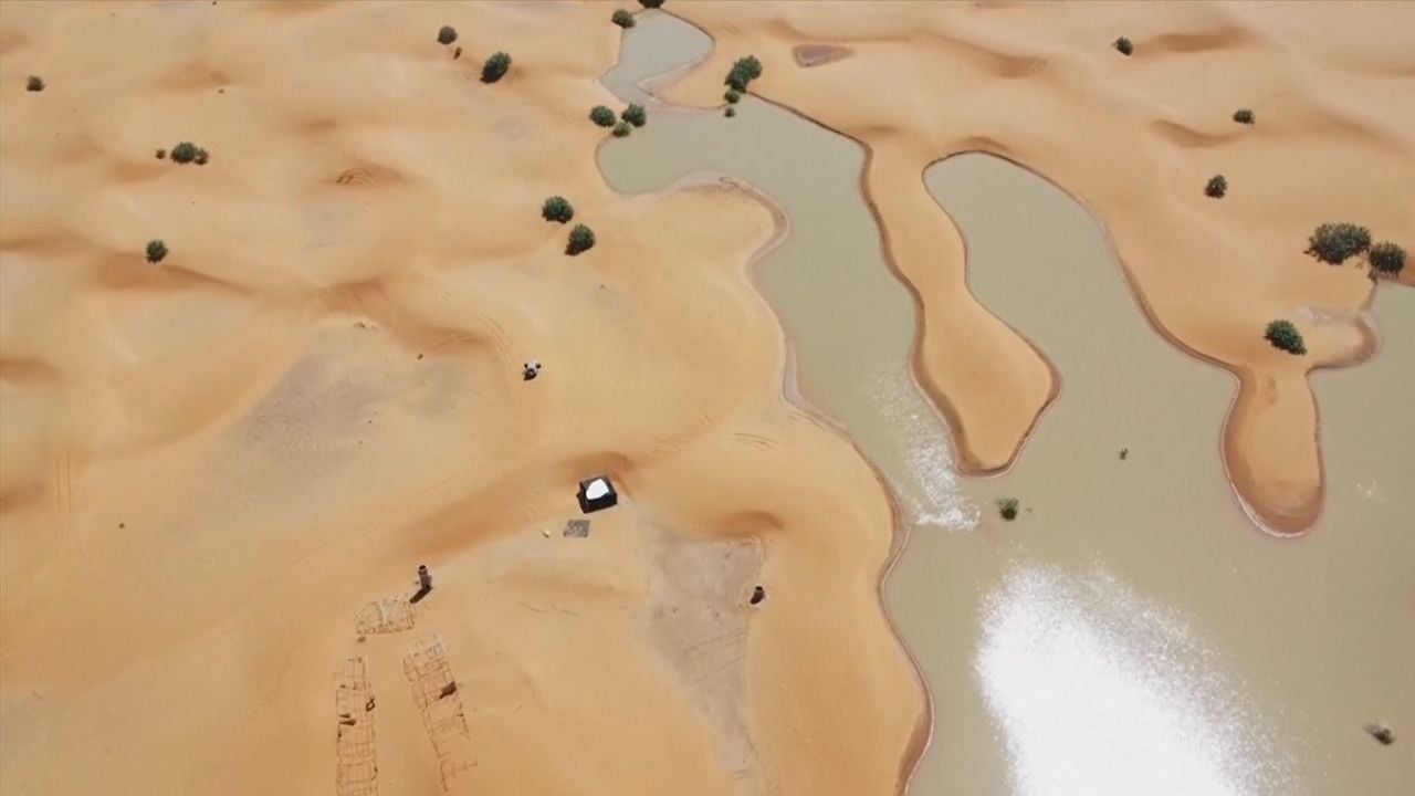 Imagem dos lagos formados no Deserto do Saara.