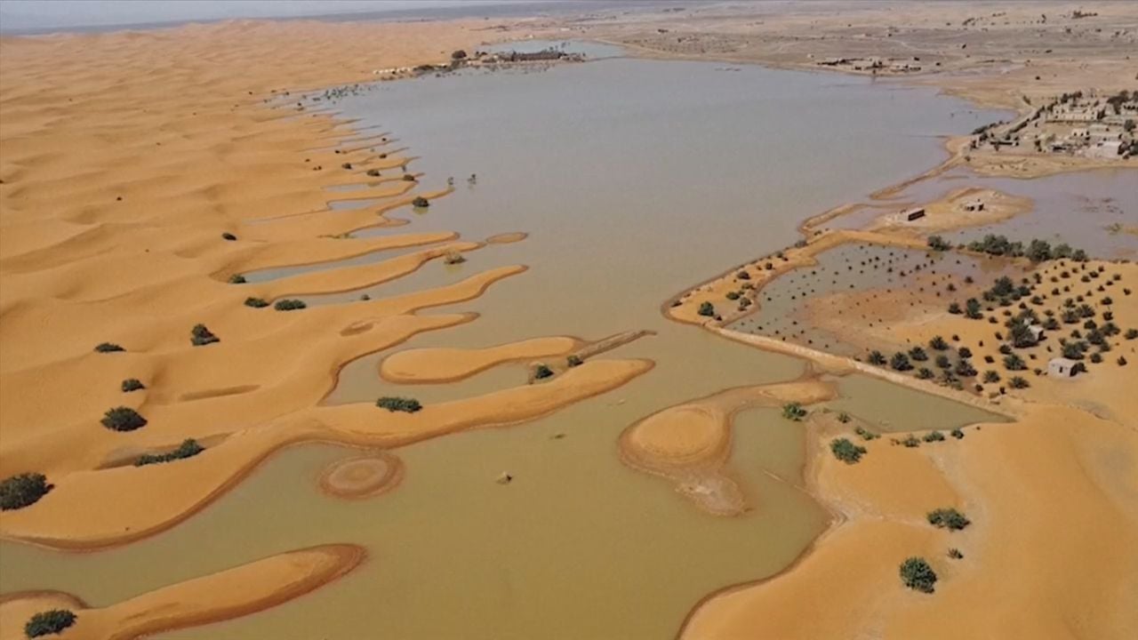 Imagem dos lagos formados no Deserto do Saara.