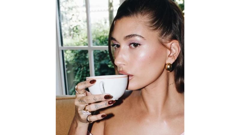 Hailey Bieber.