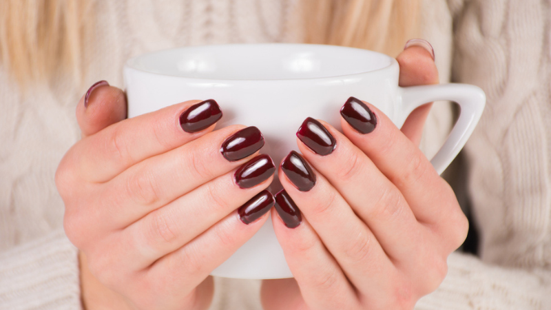 unhas monocromáticas mocha mousse