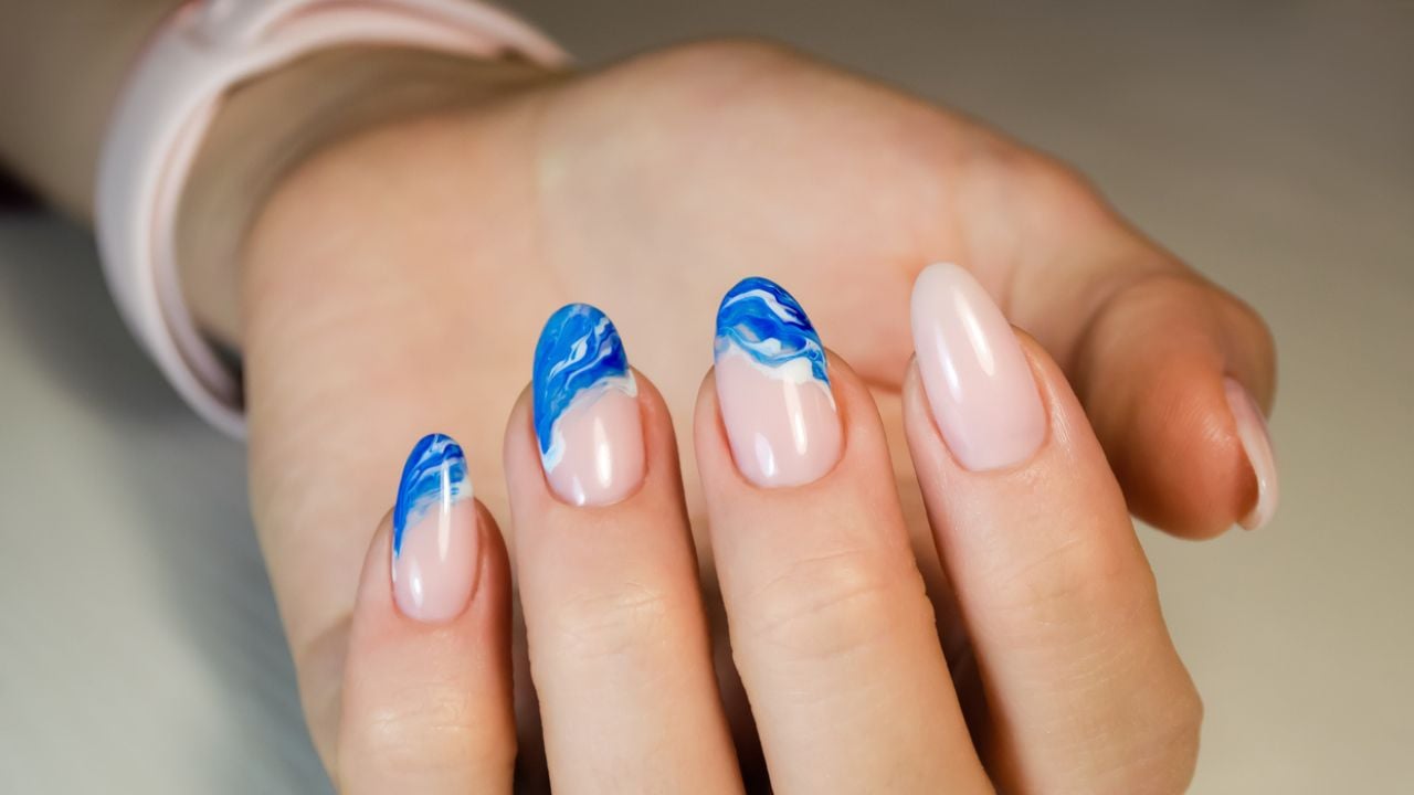 Ideias de unhas inspiradas no mar. 