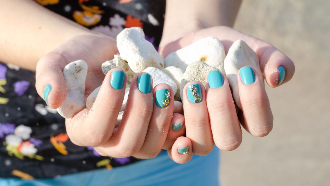 Ideias de unhas inspiradas no mar. 