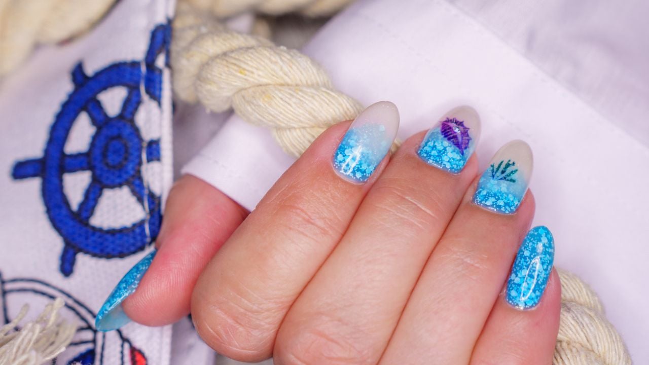 Ideias de unhas inspiradas no mar. 